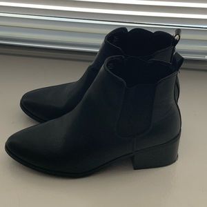 Black ankle Chelsea boot